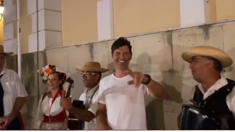 Ο Σάκης Ρουβάς τραγουδά με κανταδόρους στα καντούνια της Κέρκυρας [Βίντεο]