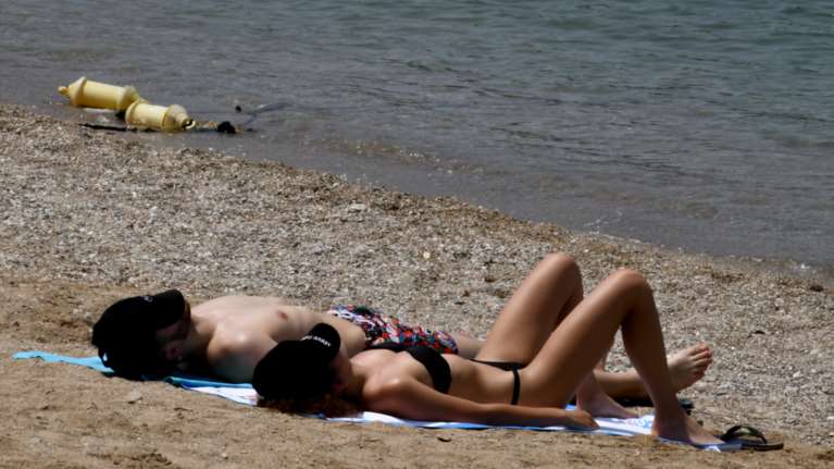 Η Johnson &amp; Johnson ανακαλεί 5 αντηλιακά- Εντοπίστηκε καρκινογόνο χημικό