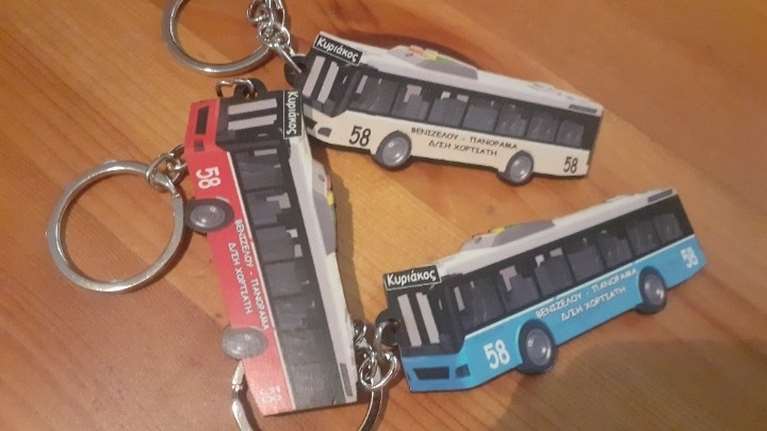 Οδηγός  χαρίζει ξύλινα μπρελόκ σε σχήμα λεωφορείου: Το χαμένο πορτοφόλι που &quot;αποκάλυψε&quot; το μυστικό του