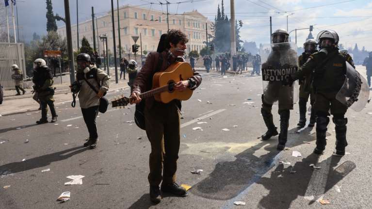 Τέμπη: &quot;Πακιστανός είσαι;&quot; - Η στιγμή που τα ΜΑΤ βρίζουν και σπρώχνουν τον κιθαρίστα στο συλλαλητήριο