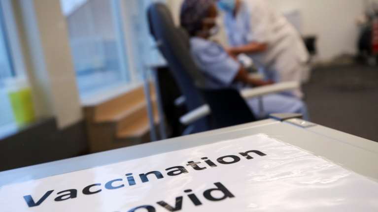 Εμβολιασμοί: Σενάριο για μπλόκο στους άνω των 60 που δεν έκαναν εγκαίρως γ’ δόση - Άκυρα τα πιστοποιητικά εμβολιασμού