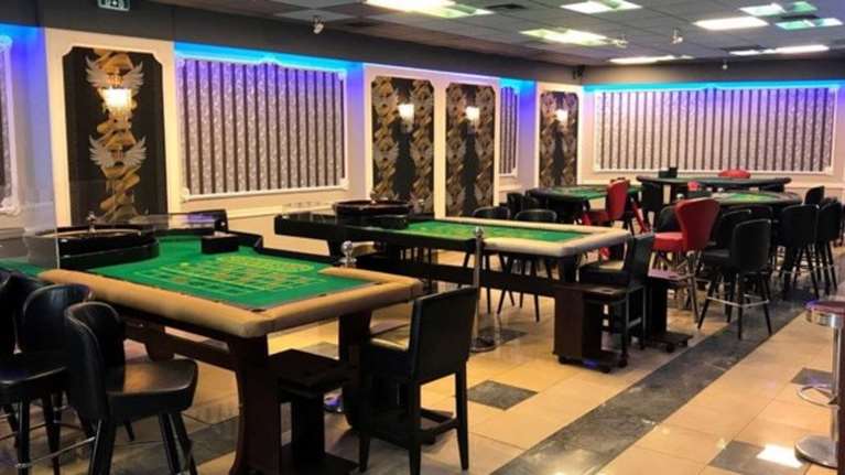 Κρήτη: Μετέτρεψαν το κλειστό ξενοδοχείο σε... καζίνο! - &quot;Ντου&quot; της Αστυνομίας και βαριά πρόστιμα σε 19 άτομα