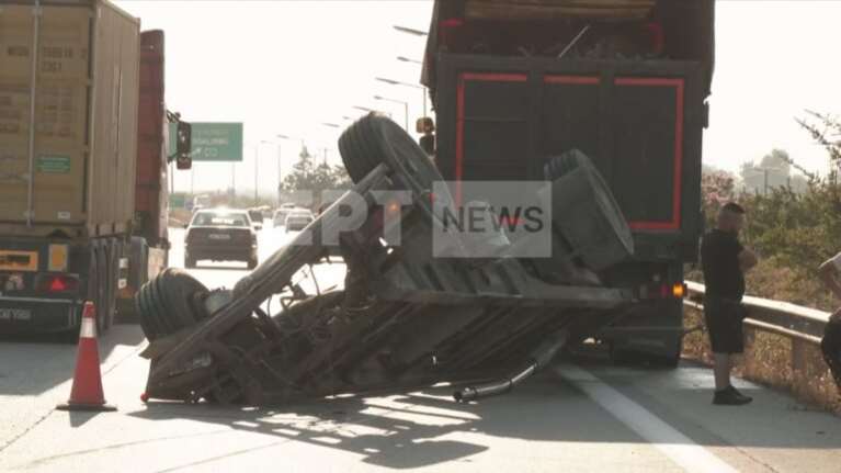 Σοβαρό τροχαίο στη Θεσσαλονίκη: Ρυμουλκό έφυγε από νταλίκα και συνέθλιψε αυτοκίνητο με δύο επιβάτες