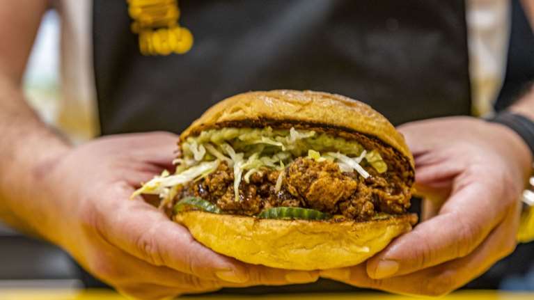 Πού πας για smash burgers, σουβλάκι, πίτσες και γευστικά deli σάντουιτς στο Παγκράτι;