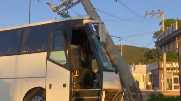 Τροχαίο στη λεωφόρο Λαυρίου: Λεωφορείο έπεσε σε κολόνα – Τραυματίστηκε ο οδηγός