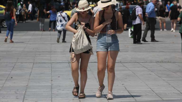 Στην καρδιά του καλοκαιριού με ήπιο καύσωνα και θερμοκρασία μέχρι 38 βαθμούς