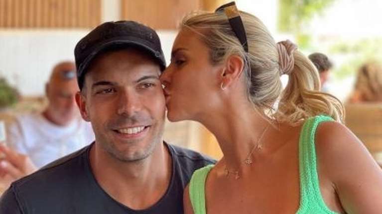 Η τρυφερή φωτογραφία του Κώστα Σλούκα με τον νεογέννητο γιο του