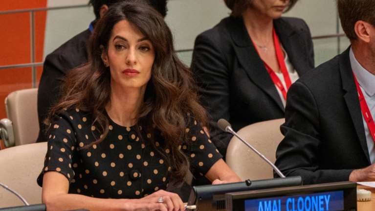 ΟΗΕ: Η Αμάλ Κλούνεϊ στήνει στον τοίχο τον Ρώσο εκπρόσωπο - &quot;Η Ουκρανία είναι σήμερα ένα σφαγείο&quot;