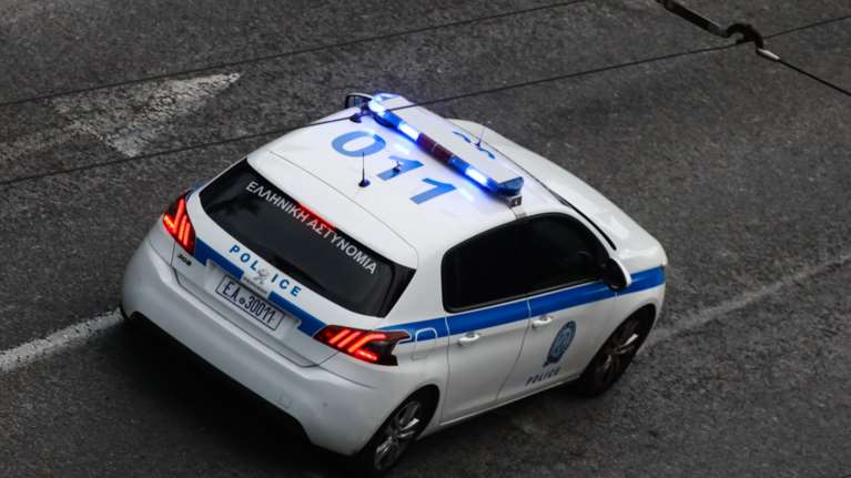 Εισβολή διαρρηκτών σε κοσμηματοπωλείο στον Άγιο Δημήτριο - Έσπασαν τις τζαμαρίες και το ρολό