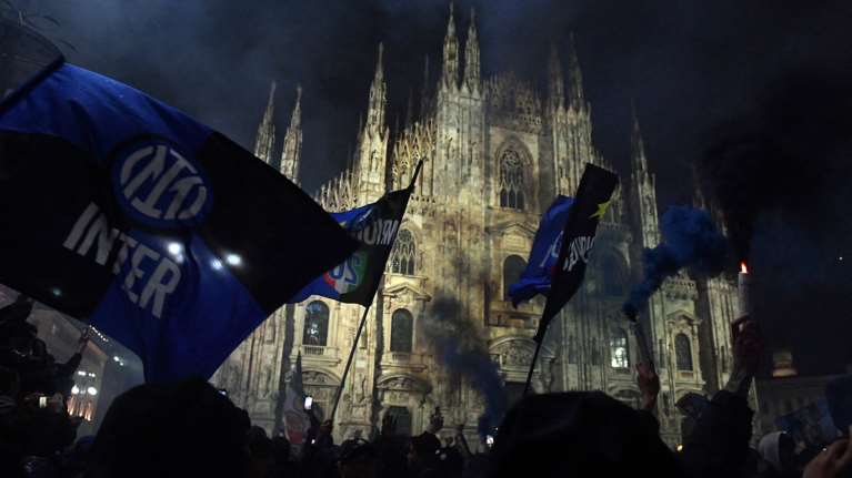 Οπαδοί της Ίντερ έντυσαν με τα χρώματα της Μίλαν ένα φέρετρο και πανηγύριζαν τον 20ο τίτλο της ιστορίας τους