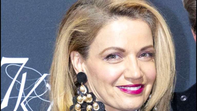 Παναγιώτα Βλαντή: Η glam δυναμική εμφάνιση με statement αξεσουάρ και μαύρο κοστούμι