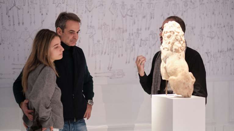 Ο Κυρ. Μητσοτάκης με την κόρη του Δάφνη στο Μουσείο Κυκλαδικής Τέχνης - Στην έκθεση για τη Μάχη της Χαιρώνειας
