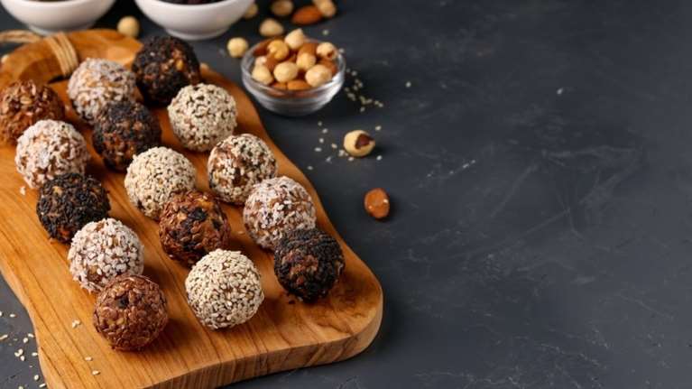 Πανεύκολα τρουφάκια σοκολάτας με μόνο δύο υλικά