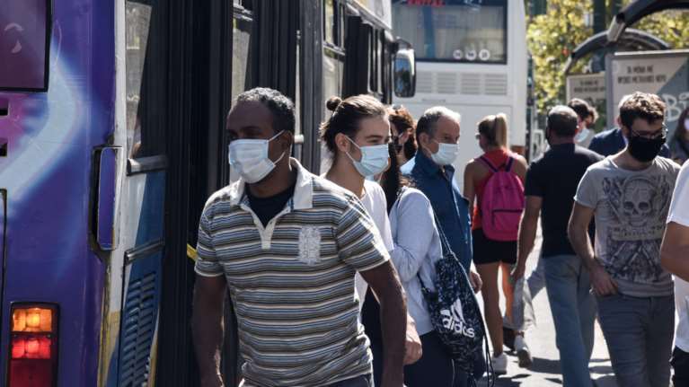 Κορονοϊός - Δημοσκόπηση: Συγχρωτισμός, νέοι και ΜΜΜ φταίνε για την &quot;έκρηξη&quot; της πανδημίας λένε οι πολίτες