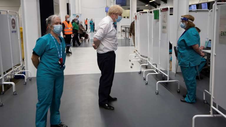 Δραματική παραδοχή Τζονσον: Βρισκόμαστε σε επικίνδυνη στιγμή, υπάρχει ακόμη και έλλειψη οξυγόνου σε μερικά μέρη