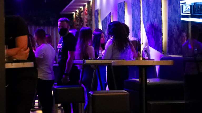 Τι αλλάζει σε εστιατόρια και μπαρ από 3 Ιανουαρίου - Αναλυτικά τα νέα μέτρα για πελάτες και εργαζόμενους