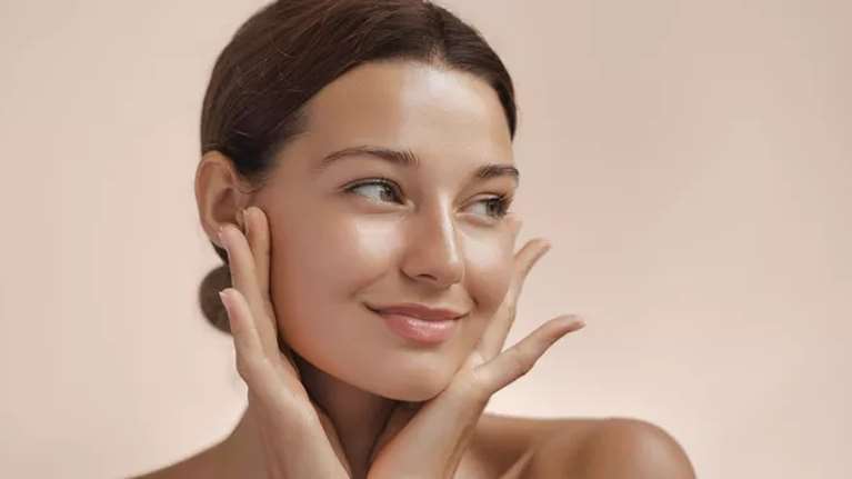 7 τροφές για ενυδατωμένο πρόσωπο και μετά τα 50: Ποιες προτείνει η διαιτολόγος