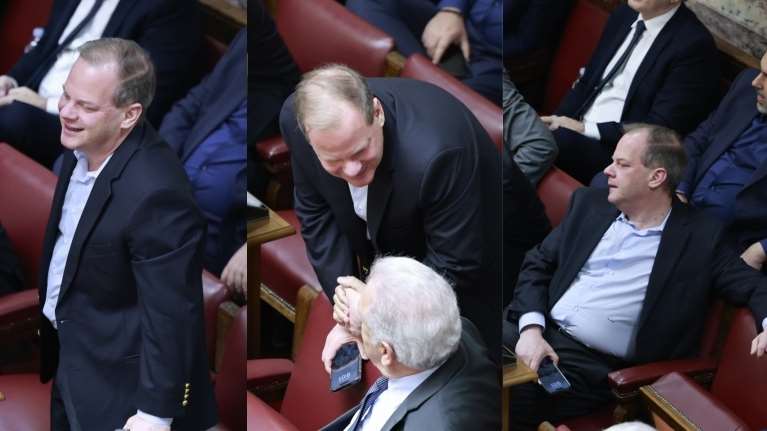 Χαλαρός στα έδρανα της Βουλής ο Καραμανλής, γελούσε την ώρα που δεχόταν &quot;πυρά&quot; από τους πολιτικούς αρχηγούς [Εικόνες]