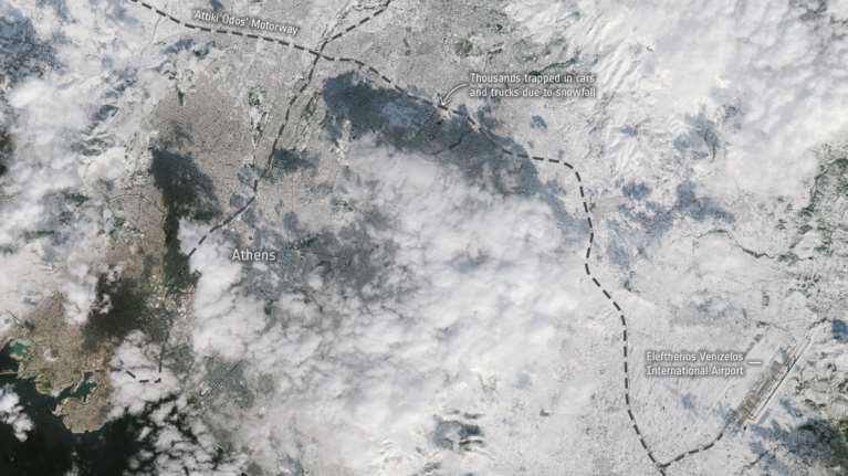 ESA: Δορυφορική εικόνα της χιονισμένης Αθήνας και της Αττικής Οδού - &quot;Μια ασυνήθιστη χιονοκαταιγίδα&quot;