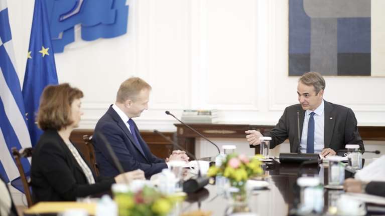 Μητσοτάκης: Συνάντηση με τον Ευρωπαίο Επίτροπο για τον Προϋπολογισμό, την Καταπολέμηση της Απάτης και τη Δημόσια Διοίκηση