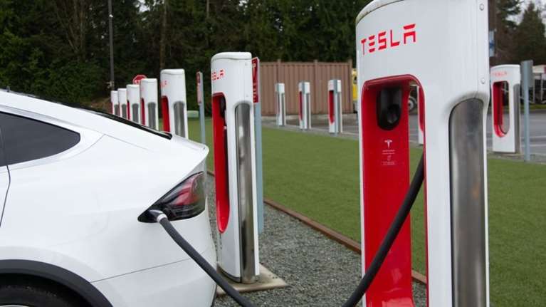 Tesla: Τα προϊόντα καθυστερούν, οι προβλέψεις ευημερούν