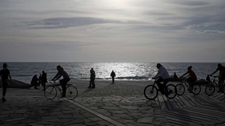 Κορονοϊός-&#39;&#39;Βράζει&#39;&#39; το κέντρο της Αθήνας: 862 κρούσματα στην Αττική, 691 στην Θεσσαλονίκη