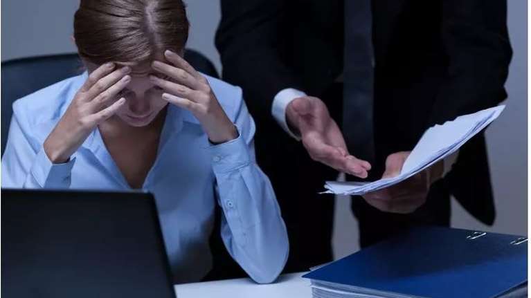 Εργοδότες ή διευθυντές έξι στους 10 καταγγελλόμενους για βία και παρενόχληση στον χώρο εργασίας