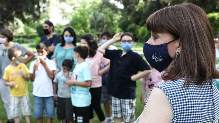 Γέμισε παιδικές φωνές ο κήπος του Προεδρικού Μεγάρου - Συγκινημένη η Κατερίνα Σακελλαροπούλου [Εικόνες]