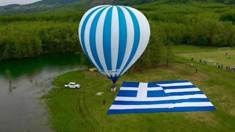 Στη λίμνη Πλαστήρα θα υψωθεί σήμερα η μεγαλύτερη ελληνική σημαία - Με δύο αερόστατα