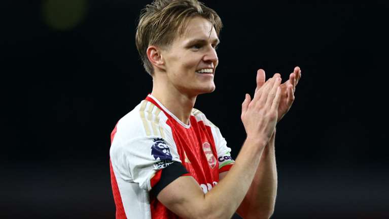 Βίντεο: Δύο οπαδοί της Άρσεναλ δεν μπορούσαν να σταματήσουν να χορεύουν μετά τη νίκη της ομάδας τους