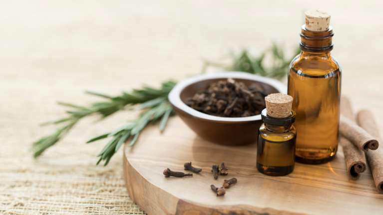 10 εναλλακτικές θεραπείες: Τι είναι και πώς λειτουργούν