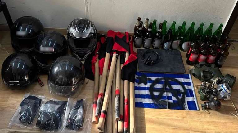 Ζωγράφου: Ρόπαλα, καμένη σημαία και χημικές χειροβομβίδες δακρυγόνου βρήκε η ΕΛΑΣ στην Πανεπιστημιούπολη