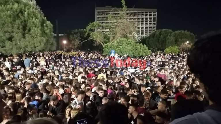 &quot;Πατείς με πατώ σε&quot; στο ΑΠΘ: Εκατοντάδες φοιτητές σε νέο κορονοπάρτι [εικόνες - βίντεο]