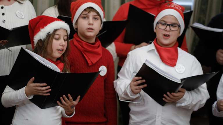 Παραμονή Χριστουγέννων: Διαδικτυακά θα ακούσουν τα κάλαντα οι πολιτικοί αρχηγοί