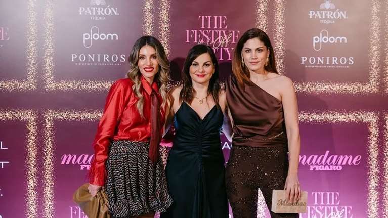 Η Αθηνά Οικονομάκου και η Μαίρη Συνατσάκη προτείνουν: 2 εορταστικά looks για κομψές εμφανίσεις