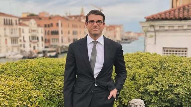 Στα κίτρινα ο Φίλιππος Τσαγκρίδης σε νέα του εμφάνιση σε dinner γενεθλίων