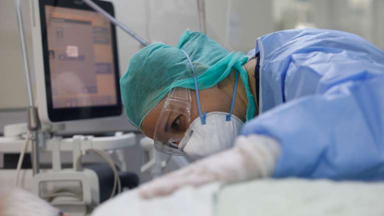 Διευθυντής ΑΧΕΠΑ: Μυστήριο με 3 ασθενείς που είναι επί 55 μέρες θετικοί στον ιό