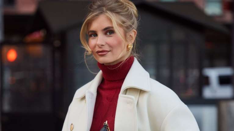 6 μπορντό κομμάτια που φορούν όλες οι fashion lovers αυτή την περίοδο