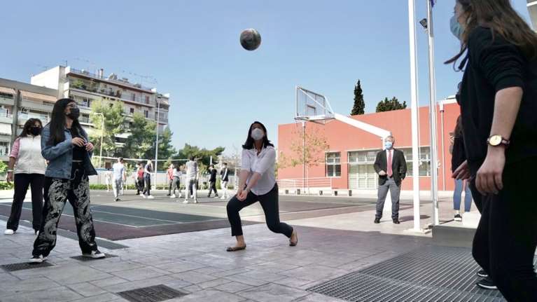 Χαλαρή η Νίκη Κεραμέως παίζει βόλεϊ με μαθητές Λυκείου και βγάζει σέλφι με τα παιδιά [Εικόνες]