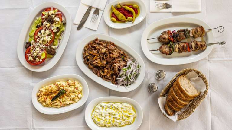 Στο Κουκάκι ένας βραβευμένος με Χρυσό Σκούφο και αστέρι Michelin σεφ κόβει γύρο