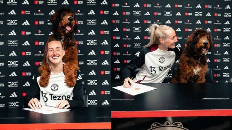 Σπέσιαλ μεταγραφή με… πατουσάκι: Η Μίλι Τέρνερ υπέγραψε στη Μάντσεστερ Γιουνάιτεντ αγκαλιά με τον σκύλο της [βίντεο]