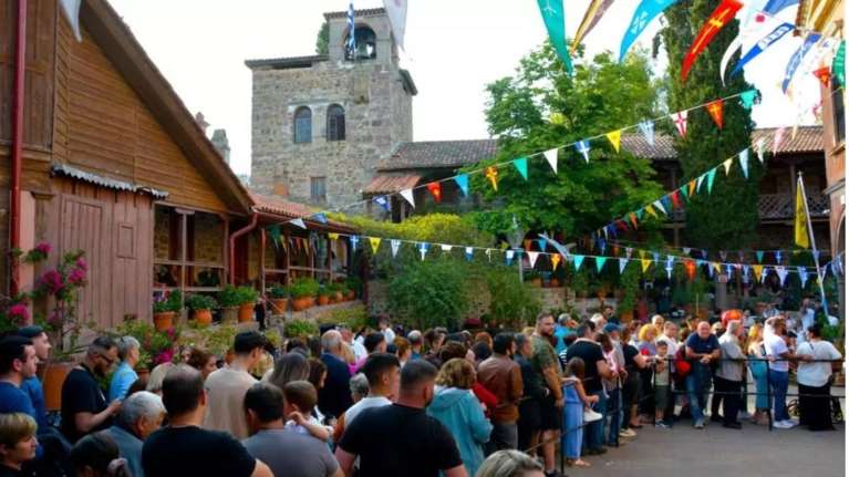 Κυριακή των Μυροφόρων γιορτάζει ο Ταξιάρχης Μανταμάδου - Χιλιάδες πιστοί με κάθε μέσο ή με τα πόδια στο ναό - Πάνω από 50.000 προσκυνητές