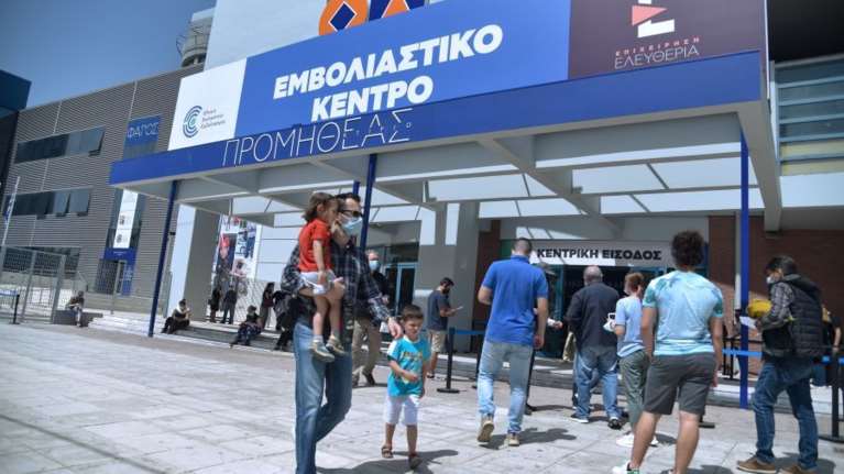 Τρίτη δόση εμβολιασμού από τον Σεπτέμβριο με Pfizer και Μoderna - Τι εξετάζει η κυβέρνηση
