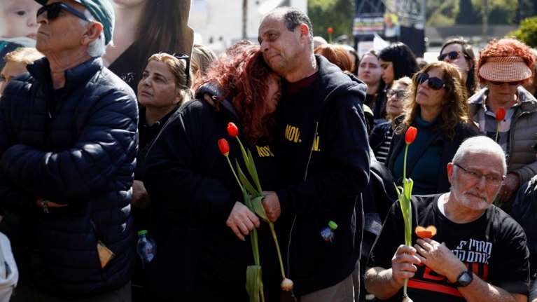 Χιλιάδες Ισραηλινοί στην κηδεία της ομήρου Σίρι Μπίμπας και των δυο μικρών αγοριών της που δολοφονήθηκαν από τη Χαμάς