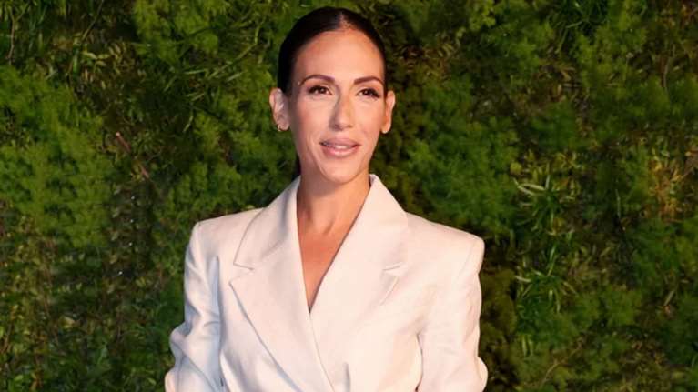 Ψάχνεις κοστούμι, αλλά όχι μαύρο; Η Ανθή Βούλγαρη φόρεσε το τέλειο από τη Mango