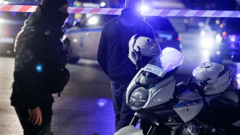 Κηφισιά: Κινηματογραφική καταδίωξη συμμορίας κλεφτών- Μπήκαν στο αντίθετο ρεύμα, αστυνομικός πυροβόλησε το λάστιχο