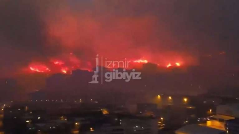 Πύρινη λαίλαπα στη Σμύρνη: Εκκενώθηκαν συνοικίες, δεκάδες στο νοσοκομείο - Κάηκαν σπίτια [εικόνες - βίντεο]