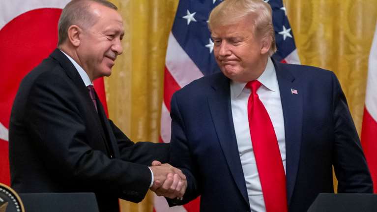 Ο Ερντογάν &quot;καλοπιάνει&quot; τον Τραμπ: Πήγαν να τον δολοφονήσουν αλλά τελικά πήρε τις εκλογές - Μόνο ο Μασκ ήταν μαζί του