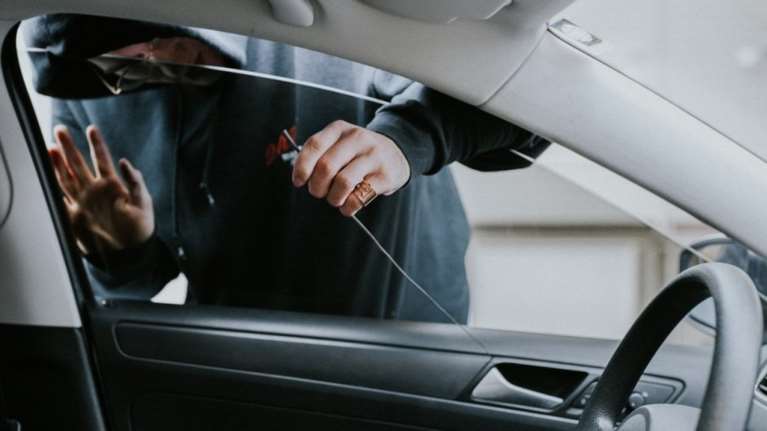 Κηφισιά: Θύμα κλοπής γνωστός επιχειρηματίας - Του άρπαξαν 107.000 ευρώ από το αυτοκίνητο