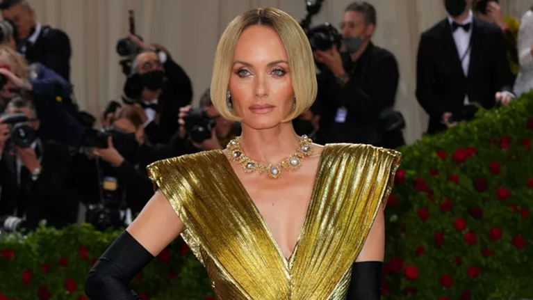 Το διάσημο μοντέλο Amber Valleta εμφανίστηκε στο Met Gala με φόρεμα που είχε φορέσει και η Βίκυ Καγιά